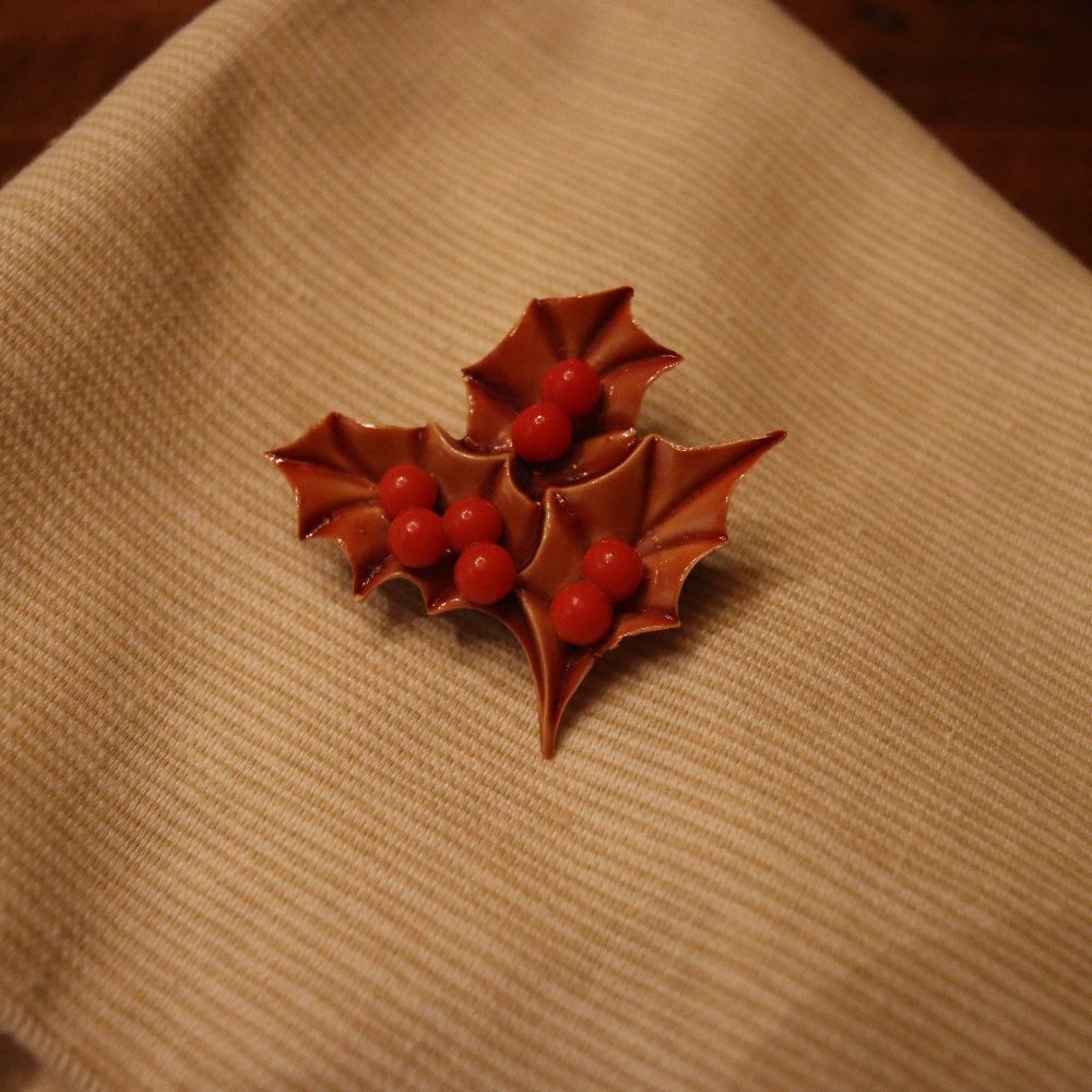 VINTAGE  Holly and Berry pin/brooch   plastic   brown/red